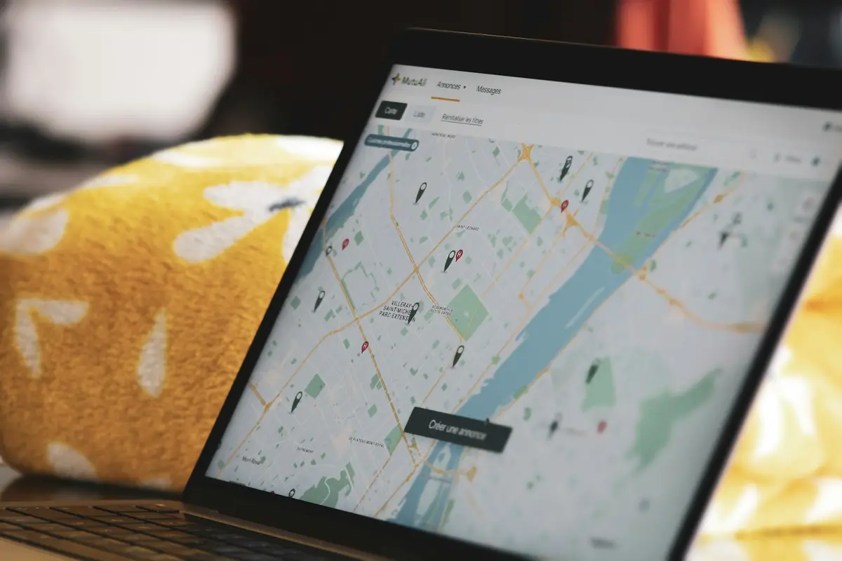 Tela de computador portátil mostrando um mapa com marcadores