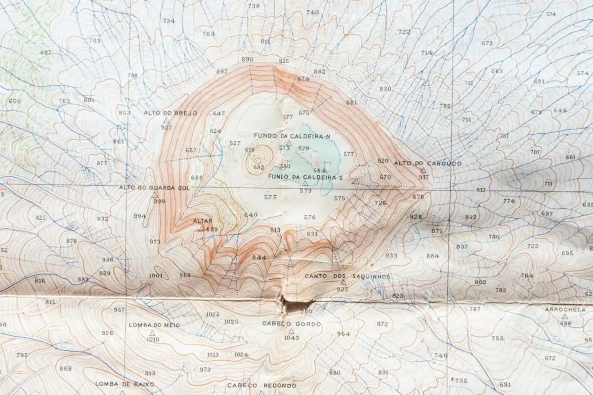 Mapa topográfico em papel, com curvas de nível e nomes de lugares